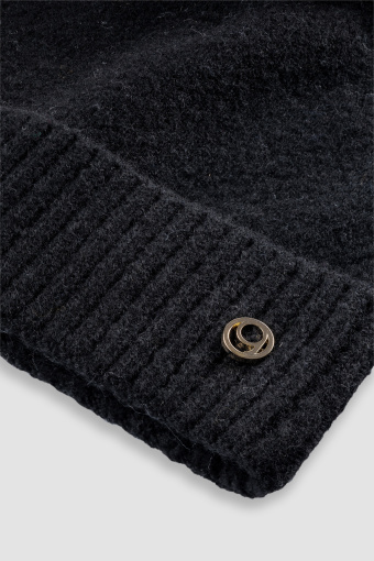Casualowa czarna czapka z pomponem