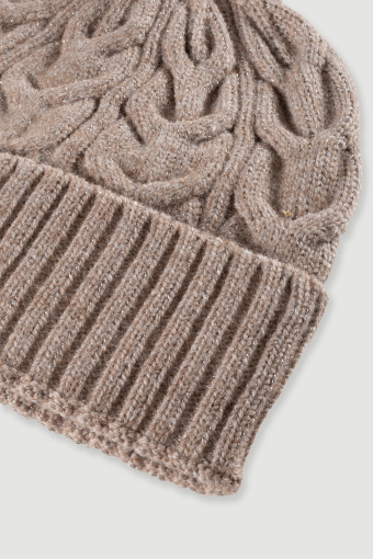 Efektowna jasnobrązowa czapka z widocznym splotem