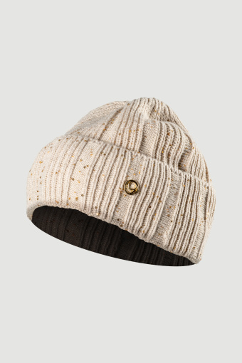 Kremowa czapka z widoczną strukturą
