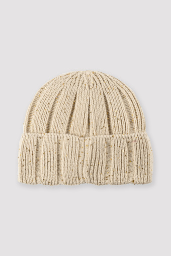 Kremowa czapka z widoczną strukturą