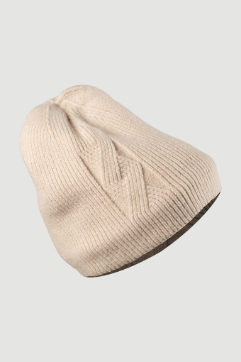 Uniwersalna czapka w piaskowym kolorze