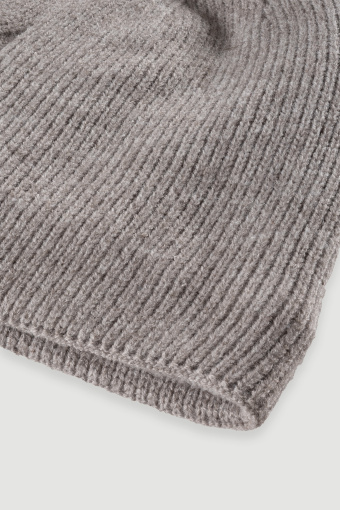 Szara czapka z ociepleniem