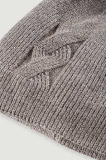 Szara czapka z ociepleniem