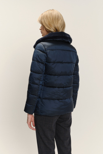 Granatowa puchowa kurtka z efektownym kołnierzem Granatowa puchowa kurtka z efektownym kołnierzem