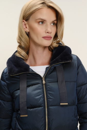 Granatowa puchowa kurtka z efektownym kołnierzem Granatowa puchowa kurtka z efektownym kołnierzem