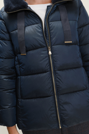 Granatowa puchowa kurtka z efektownym kołnierzem Granatowa puchowa kurtka z efektownym kołnierzem