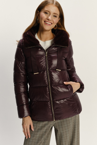 Krótka pikowana kurtka w bordowym kolorze
