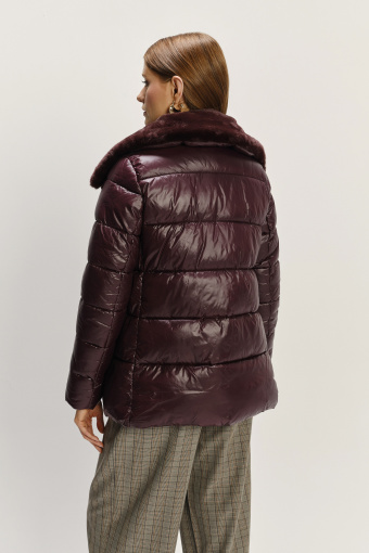 Krótka pikowana kurtka w bordowym kolorze