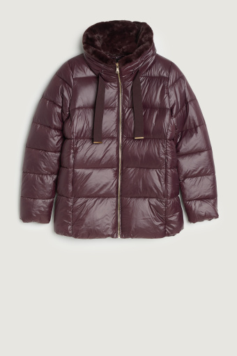 Krótka pikowana kurtka w bordowym kolorze