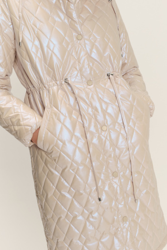 Kremowa pikowana kurtka z połyskiem