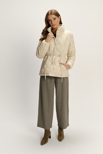 Kremowa pikowana kurtka z wysokim kołnierzem  Kremowa pikowana kurtka z wysokim kołnierzem