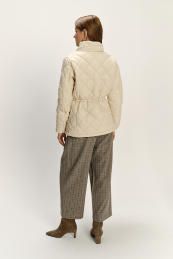 Kremowa pikowana kurtka z wysokim kołnierzem  Kremowa pikowana kurtka z wysokim kołnierzem