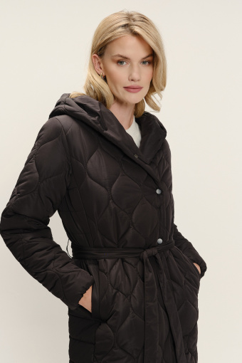 Długa czarna kurtka z paskiem w talii 