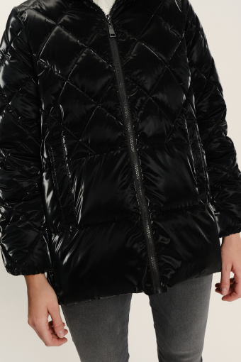 Czarna błyszcząca kurtka 