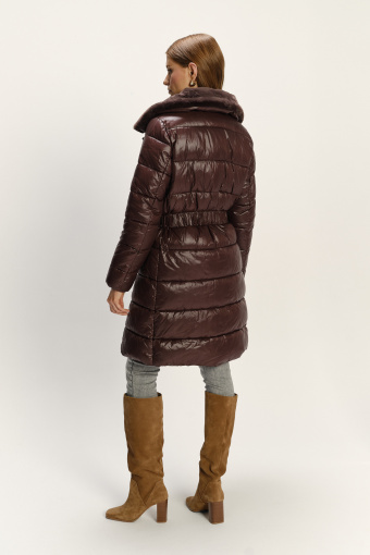 Stylowa pikowana kurtka z paskiem w talii