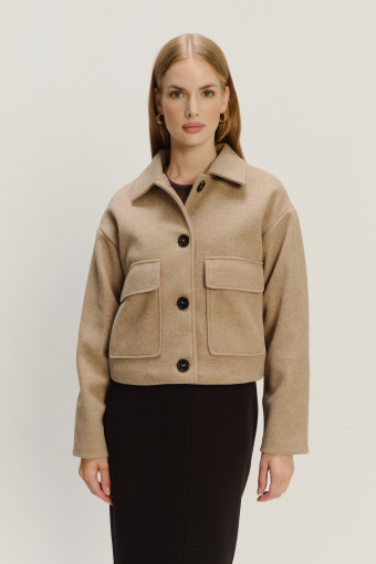 Beżowa kurtka o pudełkowym fasonie