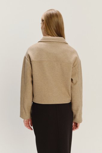 Beżowa kurtka o pudełkowym fasonie