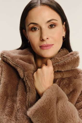 Krótkie sztuczne futerko w brązowym kolorze Krótkie sztuczne futerko w brązowym kolorze