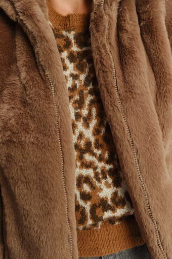 Krótkie sztuczne futerko w brązowym kolorze Krótkie sztuczne futerko w brązowym kolorze