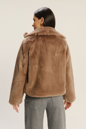 Krótkie sztuczne futerko w brązowym kolorze Krótkie sztuczne futerko w brązowym kolorze