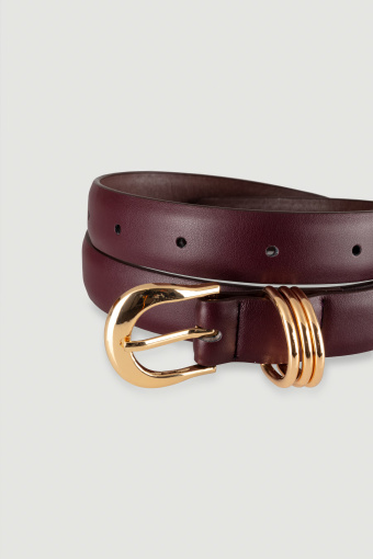 Bordowy pasek ze złotą klamrą