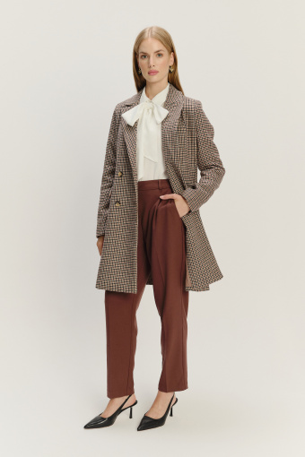 Elegancki dwurzędowy płaszcz w subtelną kratę