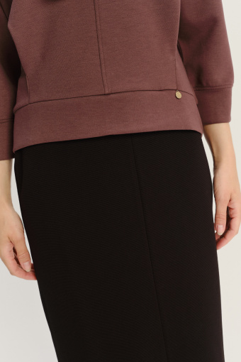 Czarna ołówkowa spódnica midi z domieszką wiskozy Czarna ołówkowa spódnica midi z domieszką wiskozy