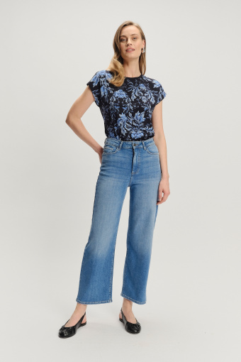 Niebieskie jeansy typu cropped