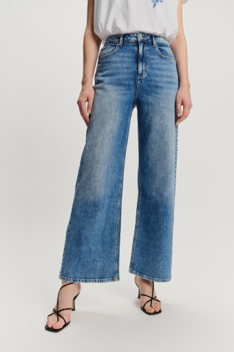 Stylowe jeansy z przetarciami krój wide leg