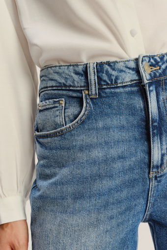 Stylowe jeansy z przetarciami krój wide leg