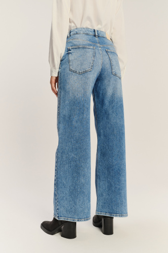 Stylowe jeansy z przetarciami krój wide leg