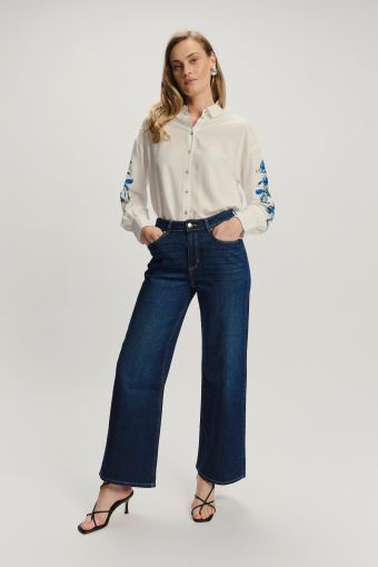 Klasyczne granatowe jeansy typu wide leg