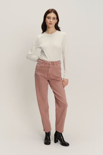 Pudrowo-różowe jeansy mom fit