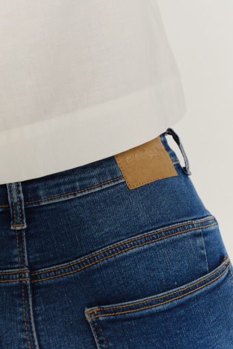 Niebieskie jeansy o dopasowanym kroju Niebieskie jeansy o dopasowanym kroju