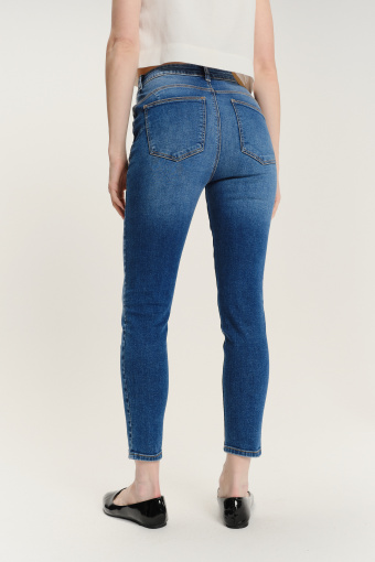 Niebieskie jeansy o dopasowanym kroju Niebieskie jeansy o dopasowanym kroju