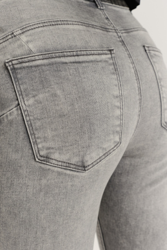 Jasnoszare dopasowane jeansy Jasnoszare dopasowane jeansy