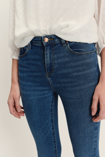 Ciemnogranatowe jeansy typu skinny