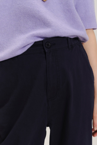 Ciemnogranatowe spodnie o klasycznym fasonie chino