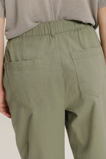 Bawełniane spodnie chino w kolorze oliwkowym