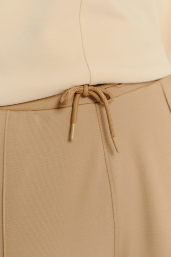 Beżowe spodnie dresowe z efektownym przeszyciem