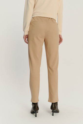 Beżowe spodnie dresowe z efektownym przeszyciem