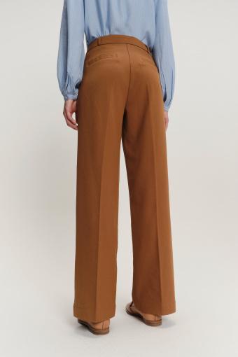 Klasyczne brązowe spodnie z wysokim stanem