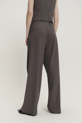 Eleganckie spodnie w subtelne prążki