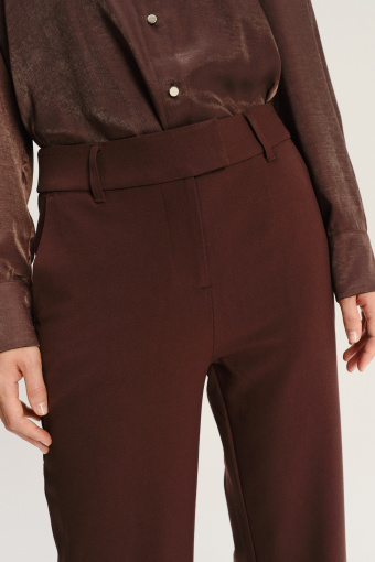 Eleganckie spodnie w kolorze ciemnobrązowym 