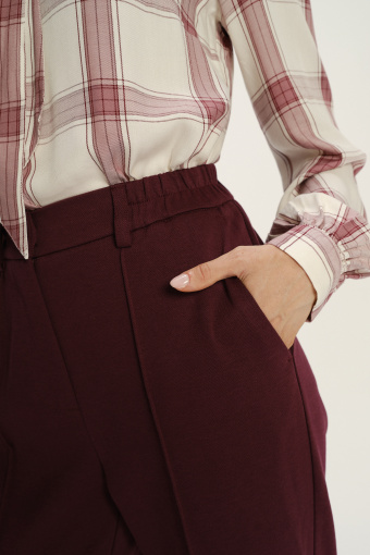 Efektowne bordowe spodnie z wysokim stanem Efektowne bordowe spodnie z wysokim stanem