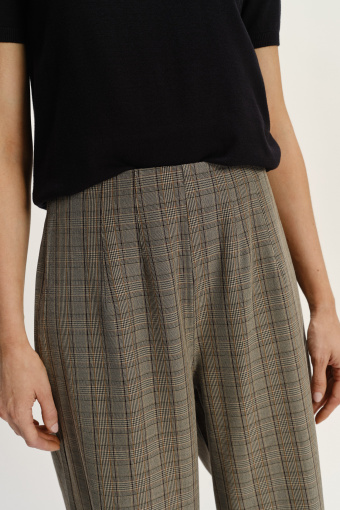 Klasyczne spodnie w kratkę o długości przed kostkę