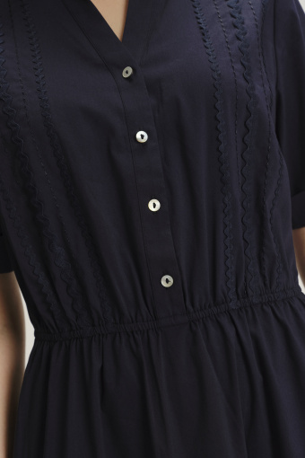 Ciemnogranatowa sukienka midi z ozdobną falbaną