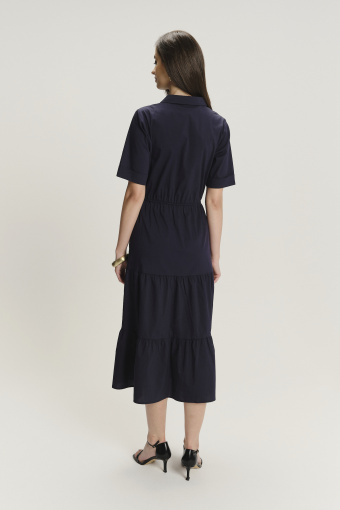 Ciemnogranatowa sukienka midi z ozdobną falbaną