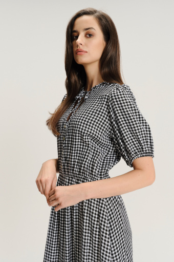 Sukienka midi w drobną kratkę czarno-biała