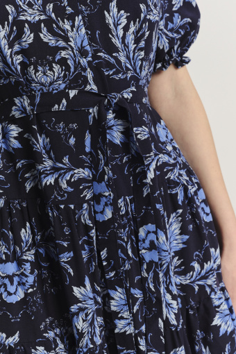 Krótka kobieca sukienka w błękitne kwiaty